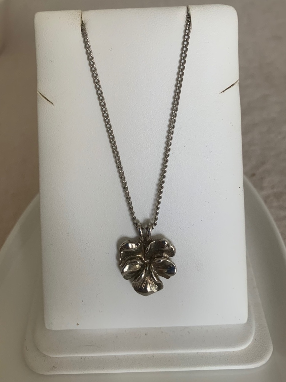 Vintage Silver Tone Leaf Clover Flower Pendant Necklace